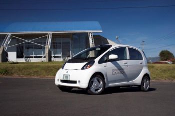 Uso de autos eléctricos reduce emisiones y ofrece experiencia confortable de manejo